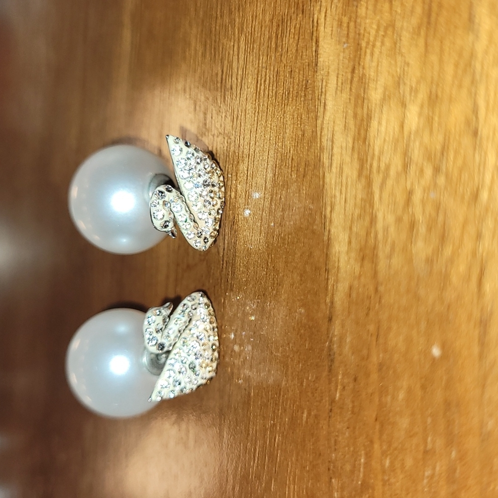 Swarovski pearl earrings ✨️